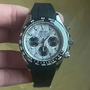 Seiko Mod Daytona-inspirerad – Unique Dial - ✨ Specifikationer Modell: Seiko Mod Daytona-inspirerad 🏁 Urverk: Automatiskt Seiko-urverk Boett: Rostfritt stål med tachymeter-bezel Storlek: 40 mm 📏 Glas: Reptåligt safirglas 💎 Urtavla: Unik specialdesign med kontrasterande subdials