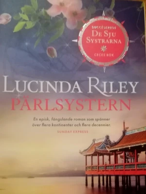Pärlsystern - Upptäck en episk och fängslande roman som tar dig med på en resa över flera kontinenter och decennier. Perfekt för dig som gillar gripande berättelser och vill följa med på ett äventyr fyllt av känslor och mysterier. Stor pocket, en läsare. 