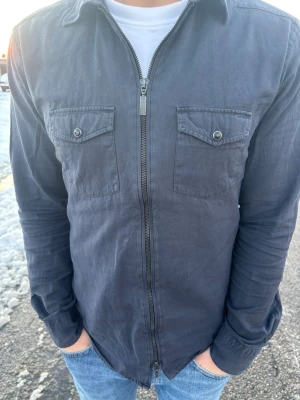 Mörkblå Overshirt från Eton - Mörblå Overshirt från ETON, storlek M i slim fit så den sitter riktigt najs. Skicket är bra och priset kan diskuteras så tveka inte på att höra av er!