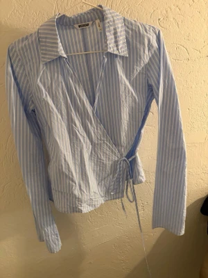 Skjortblus knyt Weekday - Jättesnygg Skjortblus från Weekday som man knyter, väldigt fin modell som framhäver, den är i strl XS men passar även S. I väldigt fint skick knappt använd💞💞💞