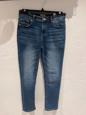 Jack & Jones jeans - Säljer nu dessa feta Jack & Jones jeans slim fit | mycket bra skick | ny pris 499 | mitt pris 199 | längd 158 cm storlek 13y | priset är inte hugget i sten | hör gärna av er vid minsta fundering🙌