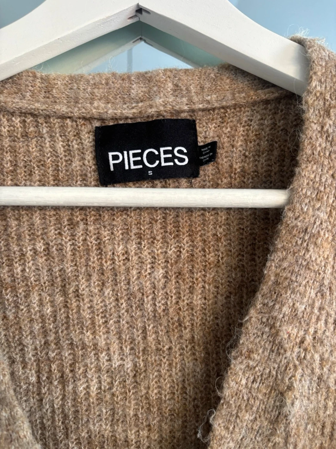 Beige stickad kofta från Pieces - 1