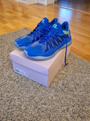 Puma Hali 1 "Opal" basketskor  - Puma Hali 1 "Opal" basketskor i storlek 45. Använda fåtal gånger och skicket är superbra. De har Nitro ich bra traction. Skorna har dock lite slitningar då färgen på vissa ställen har gått bort(fråga gärna för fler bilder), men det påverkar inte skornas prestanda på matcher och träningar. Skick: 9/10 (OBS: Dessa skor är stor i storlek)