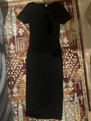 Lång svart klänning  - Den är lite tjock, känns skön. Har haft på några gånger. Pris kan diskuteras 