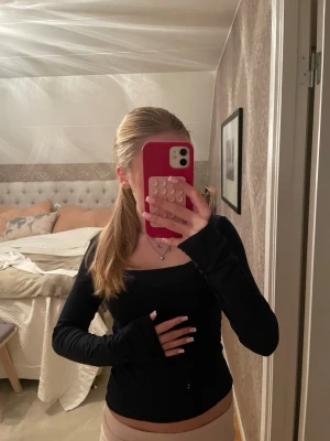 Mörkblå  långärmad topp Gina Tricot - Säljer en mörkblå långärmad topp från Gina Tricot med fyrkantig halsringning. Materialet är mjuk och skönt mot kroppen, använd ett fåtal gånger men är ändå i bra skick. Passar till jeans eller annat för en snygg look💗