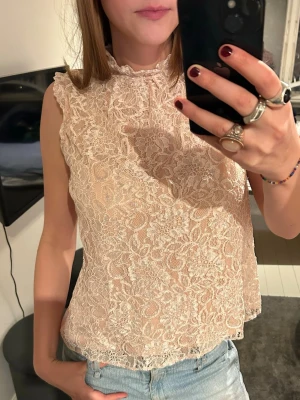 rosa spetstopp med krage  - rosa spetstopp med krage! är 175 cm lång, hör av er vid frågor💗