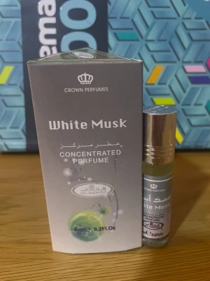 White Musk roll-on parfym - Smidig roll-on parfym från Crown Perfumes, White Musk. Koncentrerad formula i en liten flaska på 6 ml (0.2 fl. oz). Perfekt att ta med i väskan för en fräsch känsla hela dagen.