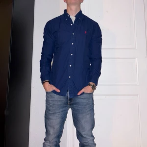 Blå skjorta från Ralph Lauren - Mörkblå skjorta från Ralph Lauren i storlek M.  Fint skick till ett bra pris. Nypris: 1995kr. Mitt pris: 349kr. Vid frågor eller funderingar, tveka inte att höra av dig.