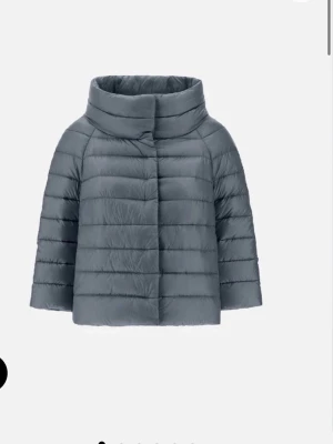 Herno jacka - Jättefin jacka från Herno som tyvärr inte kommer till användning, skriv om du har fler frågor!💞tar emot byten. Kom med prisförslag! Lånade bilder