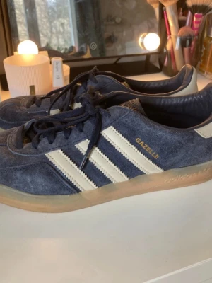 mörkblå adidas sambas  - säljer dessa as snygga adidas sambas!! i nyskick då de bara är använda cirka 4 ggr😇 storlek 42 unisex! 
