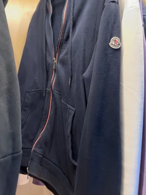 Moncler kofta - Använd ett par gånger superfin och skön. Går att match med mycket. Pris kan diskuteras. 