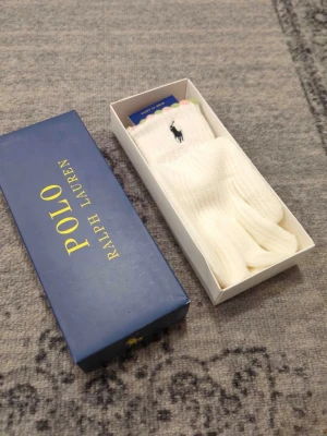 Polo Ralph Lauren handskar  - Säljer mina handskar från Ralph Lauren, skriv vid frågor, priset är förhandlingsbart och kan skicka direkt efter köpet. Passar både män och kvinnor ☺