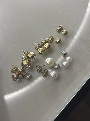 Örhängen  - flera par örhängen i olika stilar och material. Aldrig använda 