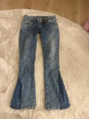 Lågmidjade jeans LTB - Ett par omsydda skinny jeans till bootcut som är lågmidjade. Storlek 27/30