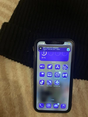 Svart Moncler mössa i ull - Säljer en svart ribbstickad mössa från Moncler med klassisk logga framtill. Mössan är i mjuk ull och har vikt kant för extra stilpoäng. Perfekt accessoar för kyliga dagar och enkel att matcha med allt.