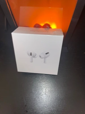 AirPods Pro3 - Nya och oöppnade Apple AirPods Pro med MagSafe-laddningsetui. Aktiv brusreducering, transparensläge och trådlös laddning. Förpackningen är i perfekt skick och plasten är obruten. Passar iPhone, iPad och Mac. Perfekt för dig som vill ha premiumljud och smidig anslutning.
