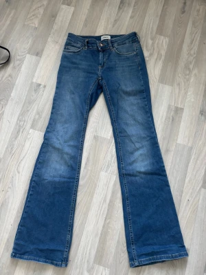 ONLY BUSH LOW jeans - super fina jeans från ONLY.  Jag är 160 och dessa passar mig i längden däremot smått långa.  Innerbenslängd: 78cm midjemått rakt över: 33cm