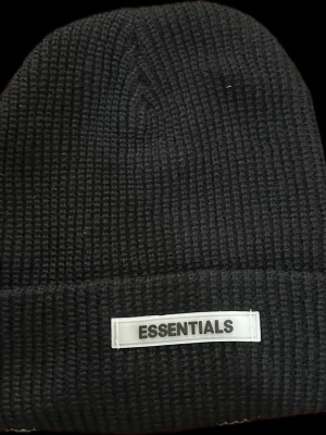 Essentials mössa - Svart essentials möss perfekt för kalla dager under höst vinte och vår