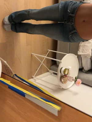 Lågmidjade bootcut hollister jeans  - Säljer ett lågmidjade bootcut hollister jeans. Storlek xxs men passar även xs. Har lite slitningar (se sista bilden)men inget som märks av när de sitter på. Midjemått: 33cm rakt över innerbenslägnd: 76cm