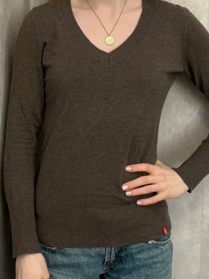 Brun v-ringad tröja från edc - Mysig brun v-ringad tröja från edc med ribbade muddar och nederkant. Tröjan är i mjukt material och har en klassisk, enkel design som passar perfekt till jeans. Långärmad och normal passform.