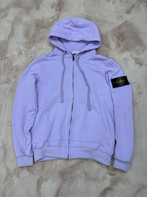 Stone Island - Stone Island zip. Ljus Lila. Storlek M men passar S.