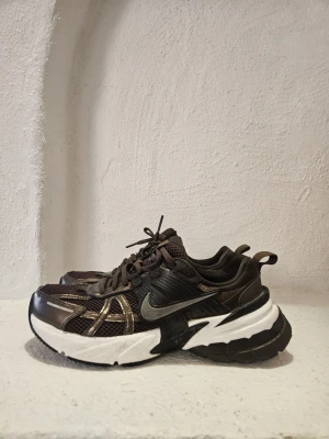Bruna Nike vk2 sneakers  - Mörkbruna nike vk2 sneakers, slutsålda ixh svåra att få tag på. Använda 2-3gg korta stunder.
