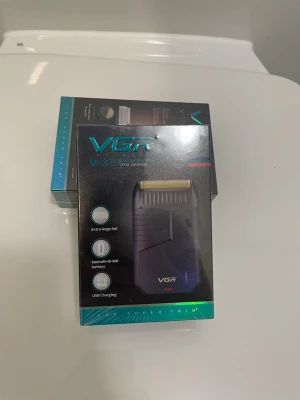 VGR Shaver - Säljer en VGR Voyager elektrisk rakapparat med extra stor folie, 600mAh Ni-MH batteri och USB-laddning. Svart och guld design, med pop-up trimmer för mustasch och polisonger. Levereras med rengöringsborste, skyddskåpa och USB-kabel.