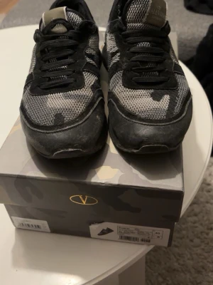 Valentino Garavani Rockrunner sneakers - Säljer mina rock runners på grund av att jag inte använder dom. Dom är använda men i bra skick ända defekten som synd är på sidan av skon som syns på bilden. Hör av vid frågor o pris kan diskuteras. Hör av er vid frågor och pris kan diskuteras.