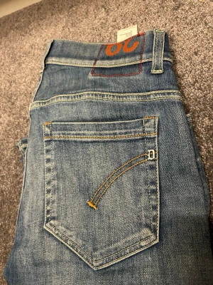 Dondup jeans George  - Storlek 29 sitter som 30,31, midja : 40 cm och längd 100. Skönt material med stretch.