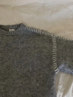 Grå stickad tröja  - En grå stickad tröja som bara är använd ett par fåtal gånger. Den är från märket JDY och i storlek XS men kan upplevas som en S också. Skriv för fler bilder💓
