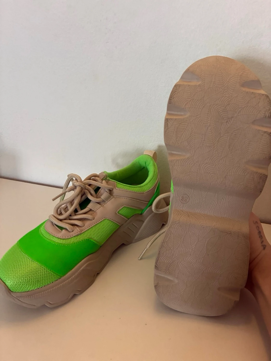 Chunky sneakers i beige och neon-grön - 1