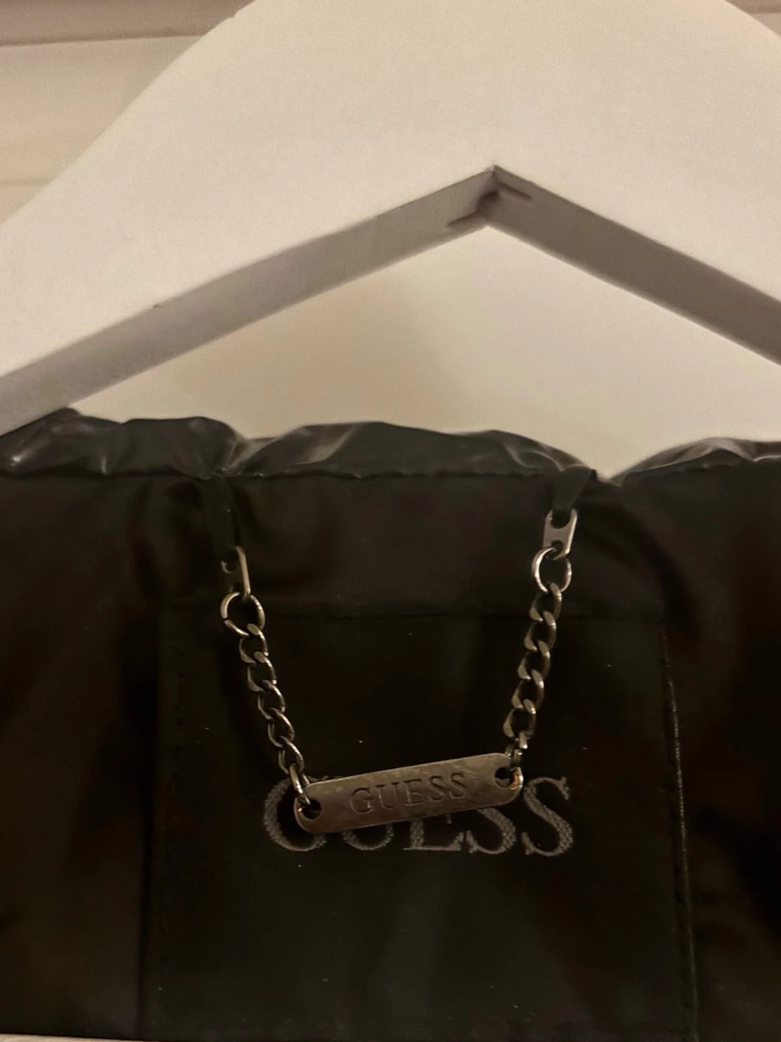 Svart pufferjacka från Guess - 3