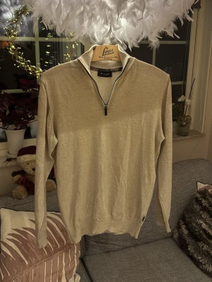 Beige half zip-tröja från Sand - Snygg beige långärmad tröja från Sand Copenhagen, nypris 1400. Köpt i Stockholm men krympte tyvärr lite efter andra tvätten så för liten för mig nu, är 183 och väger 74. 