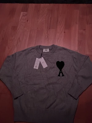 Ami crewneck S - Grå Ami crewneck tröja i nytt skick, aldrig använd. Fråga gärna om du har någon fråga!