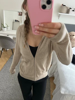 soft goat hoodie - superfin o skön soft goat hoodie💗str L men passar mindre! väldigt bra skick förutom en liten defekt på dragkedjan längst upp som man ser på bilden, men inget man tänker på i verkligheten! ge gärna prisförslag