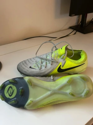 Fotbollsskor herr  - Nike Phantom GX II Elite fotbollsskor i storlek 45,5. Knappt använda o går att tvätta lite så ser de helt nya ut! Säljer för 1100kr