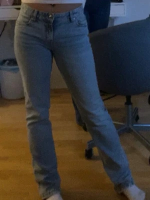 Ljusblåa jeans - Ljusblå jeans med låg midja, använd få antal gånger