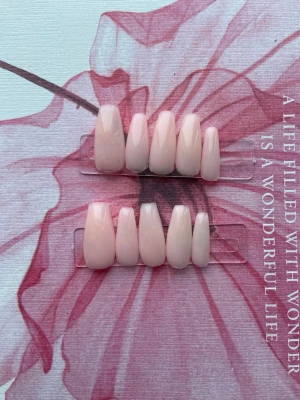 Ljusrosa lösnaglar i olika former - Säljer  set med ljusrosa lösnaglar. Naglarna har en glansig finish och en naturlig nude-rosa ton. Perfekta för att snabbt fixa snygga naglar hemma. Materialet är plast av gele och de kommer på praktiska remsor,lim för enkel applicering.