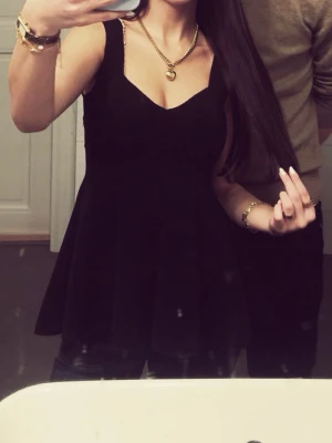 peplum topp - säljer denna snygga svarta peplum topp ifrån ZARA, inga defekter 🩷