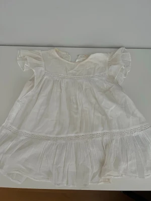 Vit blus från Gina Tricot - Supersöt vit blus från gina som är perfekt för sommaren