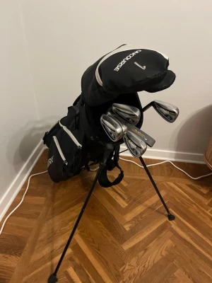 Perfekta nybörjarklubbor  - Hej jag säljer nu mina nybörjar klubbor då jag har utraderat till ett par nya. Det är en S-6 inklusive 5 hybrid och driver. Allting är i bra skick och är väldigt bra om man vill börja lära sig golf då jag skönk mig mer till 11 handicap på några månader