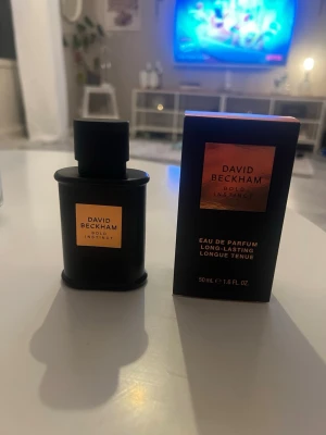 David Beckham Bold Instinct EdP - David Beckham Bold Instinct Eau de Parfum, 50 ml. Långvarig doft i en stilren flaska. Ingredienser: Alcohol Denat., Parfum, Aqua, Propylene Glycol, Linalool, Limonene, Citronellol, Coumarin, Citral, Geraniol, Eugenol, Cinnamal. Tillverkad i Spanien.