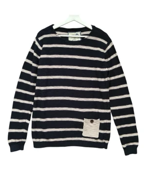 Stickad randig tröja - Stickad randig mörkblå tröja från Solid Contemporary. Normal passform med rund hals och en diskret bröstficka med knapp som detalj. Storlek L. Använd men i gott skick, inga hål eller fläckar.