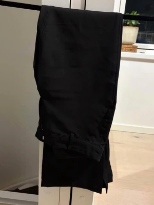 Lågmidjade Svarta kostymbyxor  - Säljer ett par stilrena lågmidjade svarta kostymbyxor med rak passform