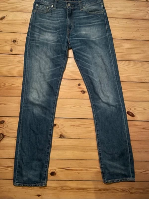 Vintage Levis 504 - Ett par vintage Levis 504 i toppskick. Storlek W30 L34 med snygg tvätt. Jeansen är en straightleg modell. Säljes då de inte används längre. Pris: 599 kr. Priset går att diskuteras vid snabb och smidig affär!
