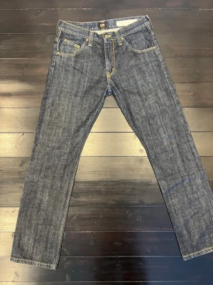 Lee 120th Anniversary Limited Edition Jeans - Säljer ett par mörkblå Lee jeans, 120th Anniversary Limited Edition. I storleken W32 L34 och är i raw denim. Dom är som nya.