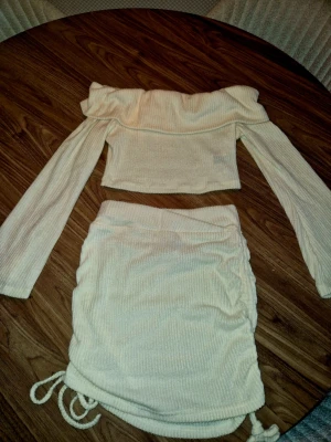 Off shoulder set i ribbad beige - Säljer ett tvådelat set i ribbad beige tyg.