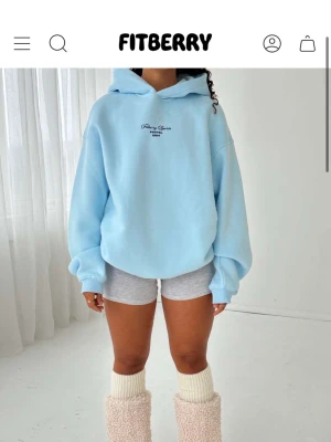 Slutsåld fitberry hoddie - Säljer denna super snygga hoddie från fitberry för den va för lång för mig, fick den i julklapp aldrig använt! Nypris 999kr