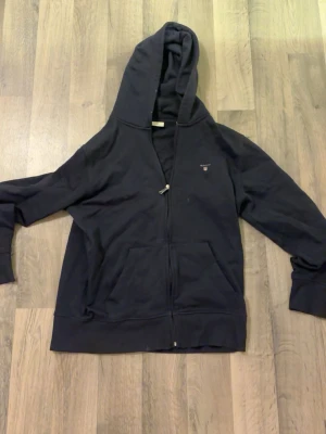 Mörkblå hoodie från gant - En mörkblå hoodie från gant i storlek M. Snygg och lätt att matcha ihop med alla färger på byxor och skönt nu till vintern med en extra hoodie☺️