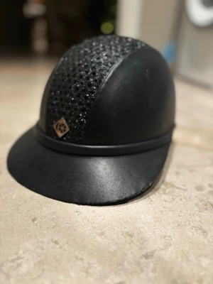 Charles owen sp8 storlek 58 - Marinblå charles owen storlek 58 fint skicka men finns defekter skriv vid frågor!🥰